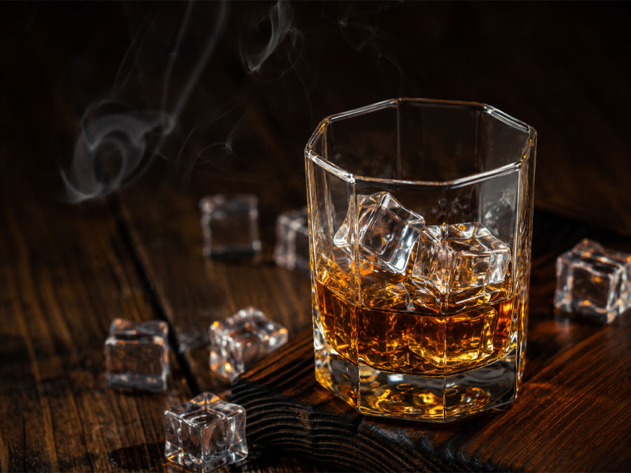 Uống rượu Whisky với đá và uống lạnh