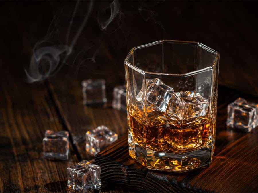 Uống rượu Whisky với đá và uống lạnh Uống rượu Whisky với đá và uống lạnh