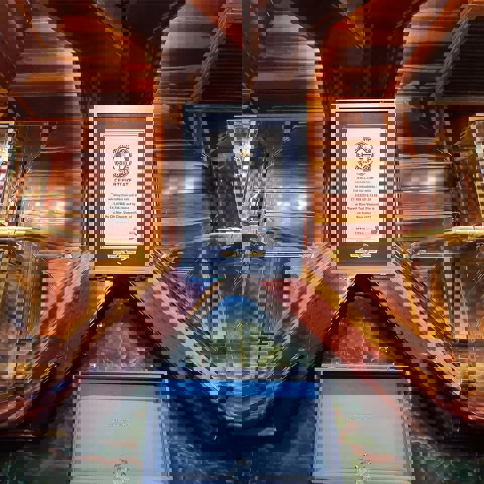 Doanh nhân Việt Nam sở hữu bộ sưu tập whisky quý giá & hiếm nhất thế giới. Doanh nhân Việt Nam sở hữu bộ sưu tập whisky quý giá & hiếm nhất thế giới.