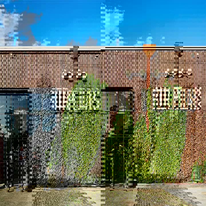 Four Pillar mở cửa nhà máy chưng cất 