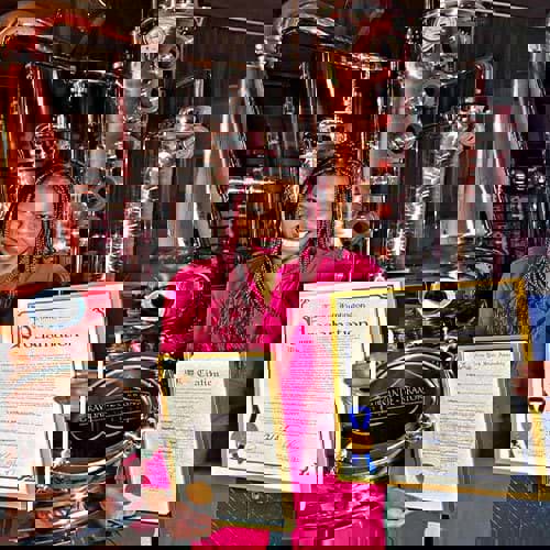 Bậc thầy chưng cất người phụ nữ Mỹ gốc Phi đầu tiên đã nhận được 5 Proclamatins từ chính phủ Bậc thầy chưng cất người phụ nữ Mỹ gốc Phi đầu tiên đã nhận được 5 Proclamatins từ chính phủ